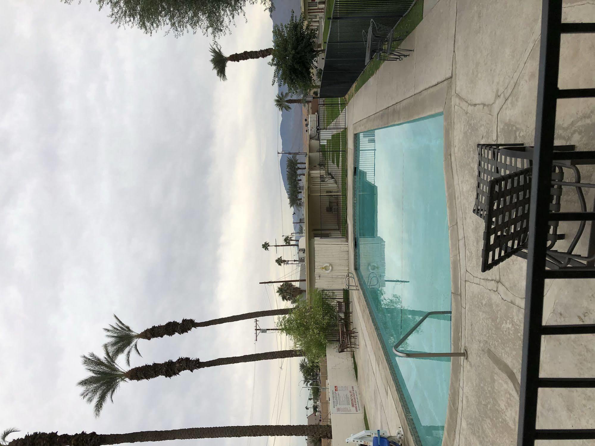 Western Sands Motel Индиоу Екстериор снимка